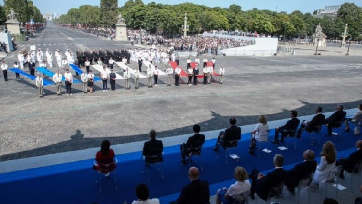 Francia celebra su día nacional con incidentes en desfile militar