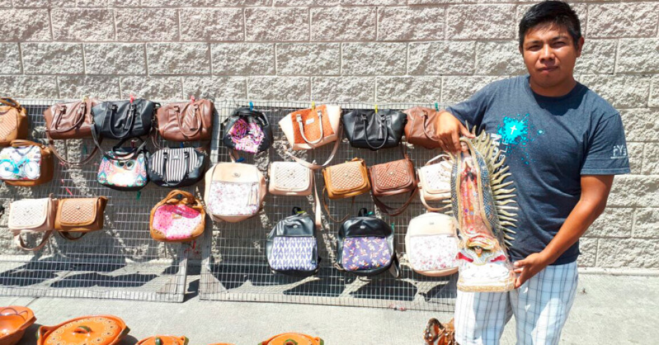 Cambia joven artesanías por víveres