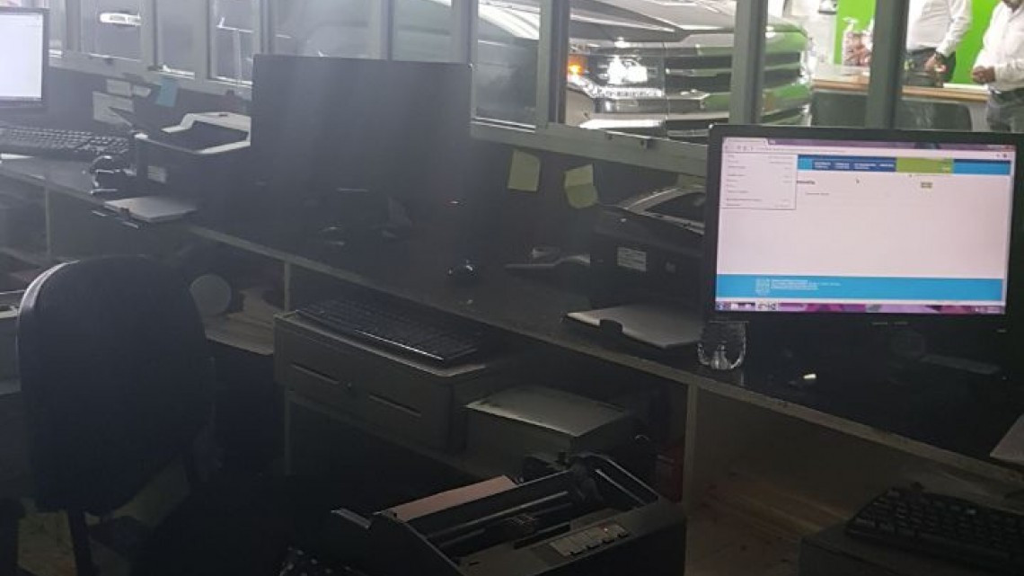 Camioneta se impacta en presidencia municipal de Rio Bravo