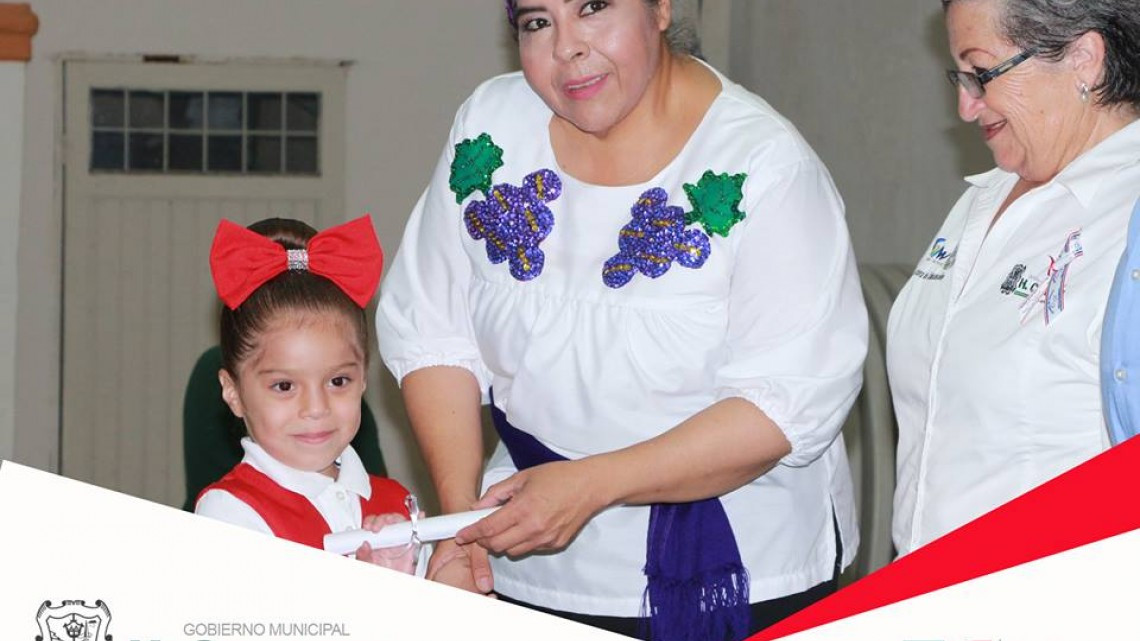 Entregan constancias en jardín de niños