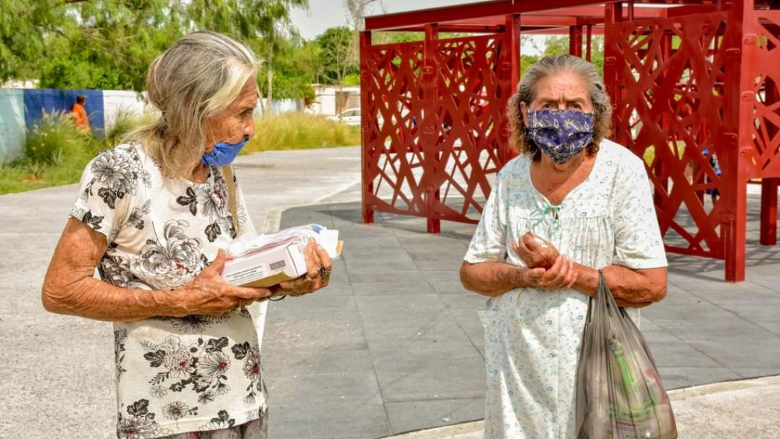 Entrega Voluntariado DIF apoyos a familias de La Escondida y Américo Villarreal