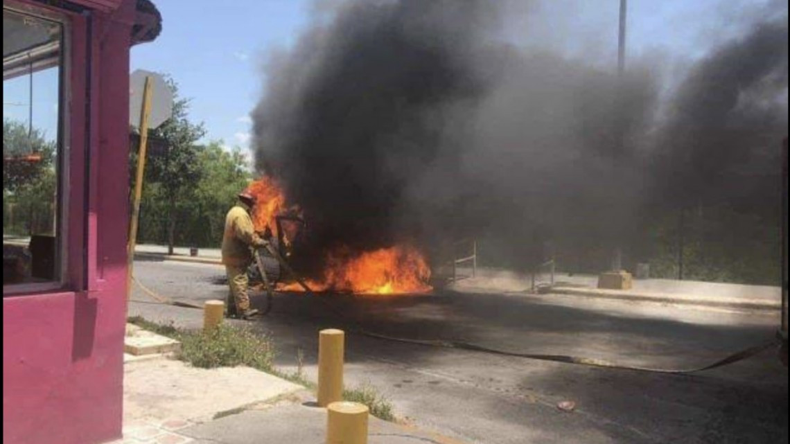 Rescatan a 9 personas de camioneta en llamas