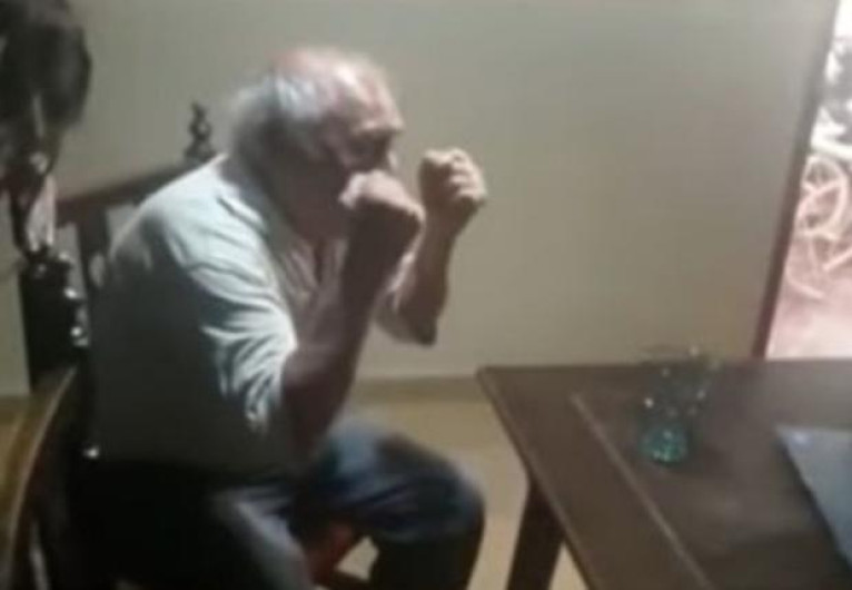Abuelito celebra que su nieto se recibió de abogado
