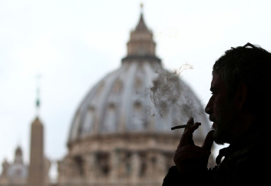 Papa Francisco prohíbe venta de tabaco en el Vaticano