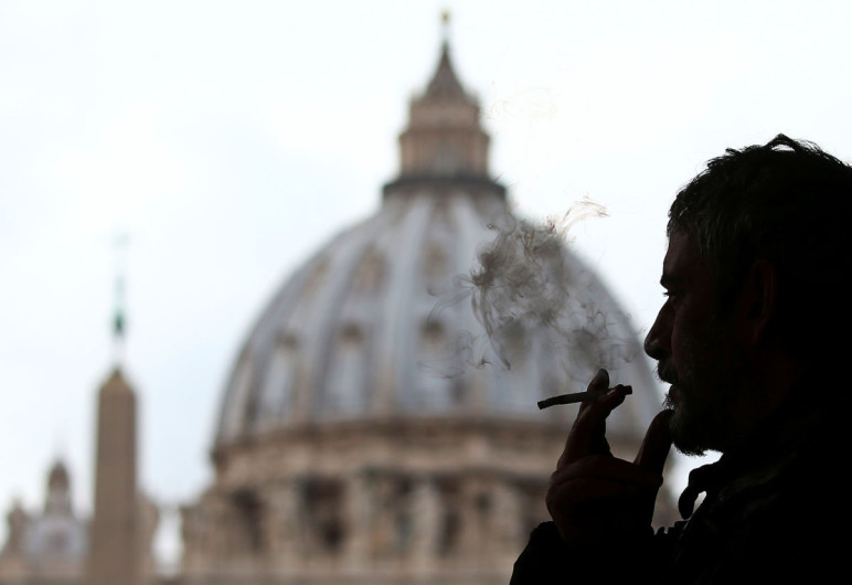 Papa Francisco prohíbe venta de tabaco en el Vaticano