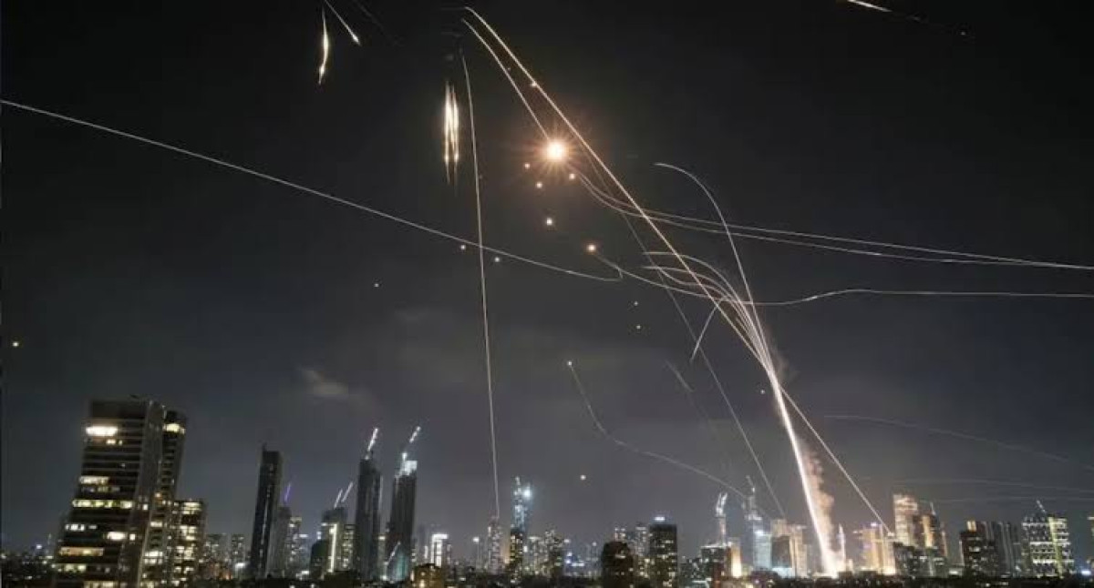 Irán lanza misiles contra base de EU en Qatar; asegura haber interceptado ataque