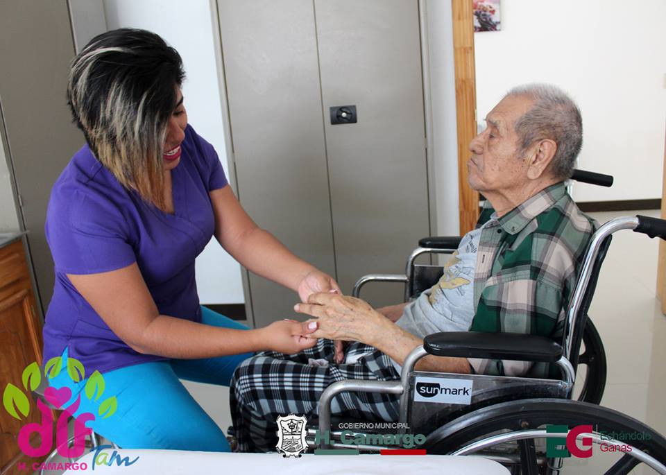 Realizan terapia semanal a abuelitos