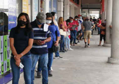 A marchas forzadas INE tramita credenciales en el último día permitido