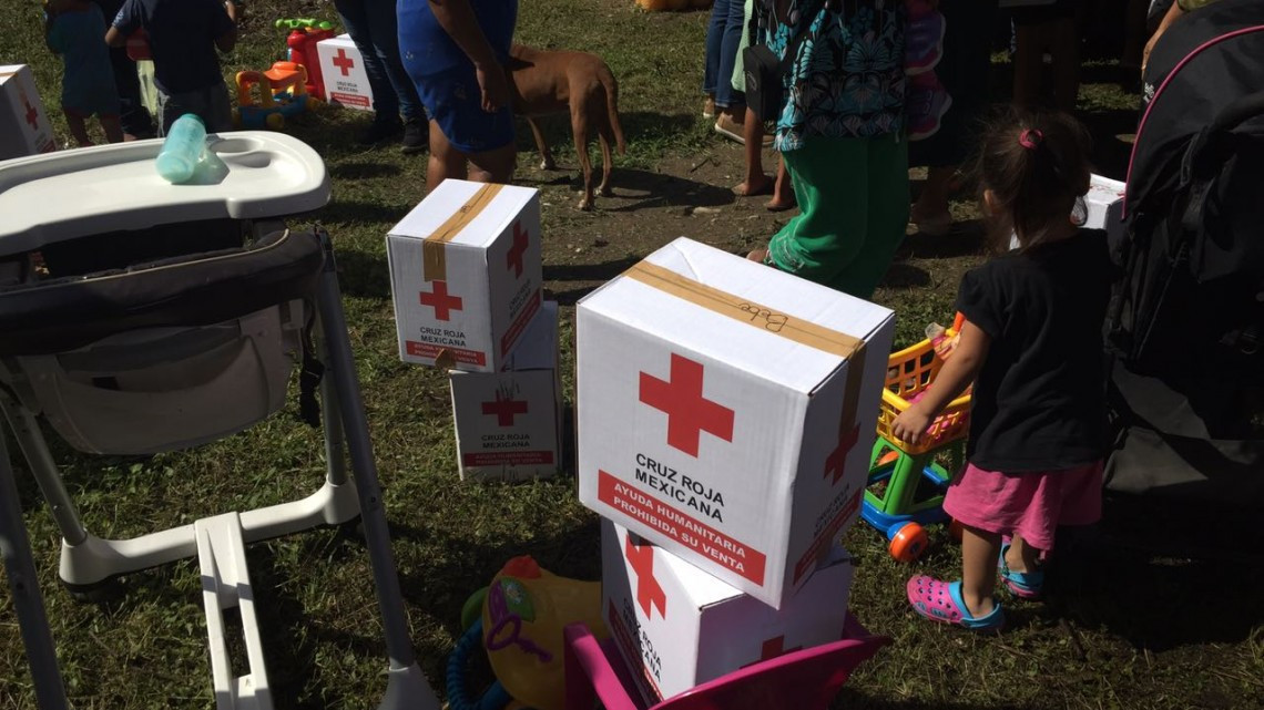 Reparte alcaldesa despensas en la Tamaulipas y la Moscú 