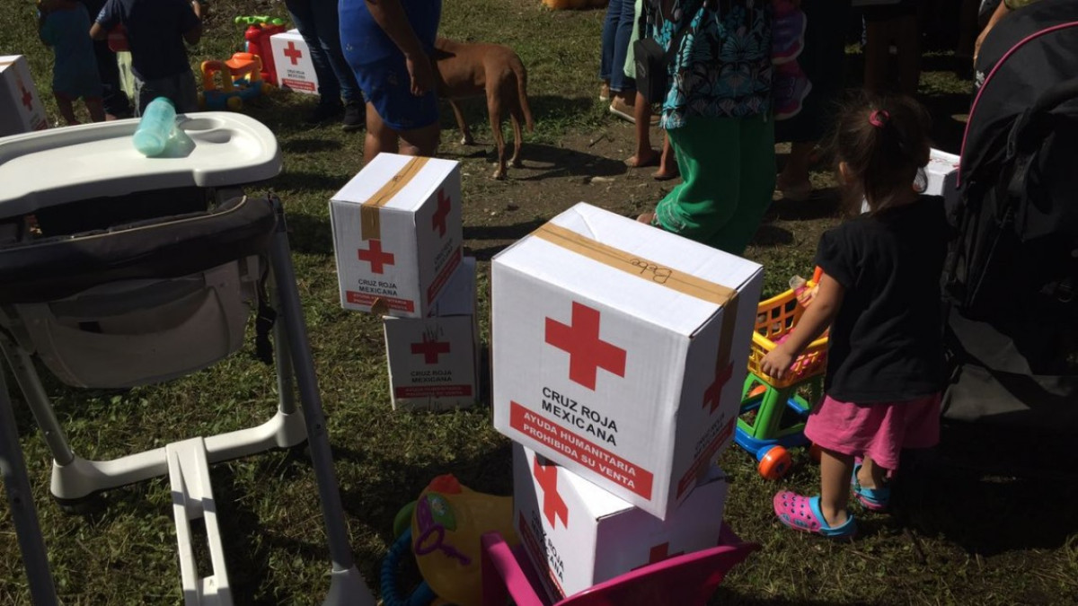 Reparte alcaldesa despensas en la Tamaulipas y la Moscú 