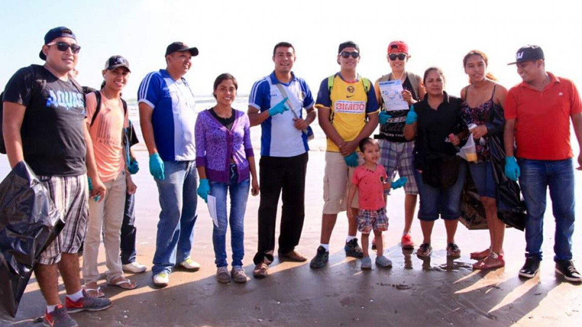 Realizan jornada de limpieza en Playa Tesoro