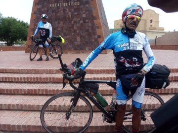 Ciclistas originarios de Chicago terminan la primera etapa del gran desafío al norte