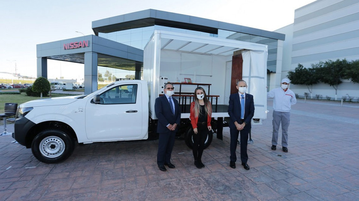 Donan camioneta a maestra que da clases "a domicilio"