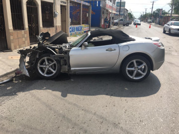 Acelerado joven destruye su auto deportivo