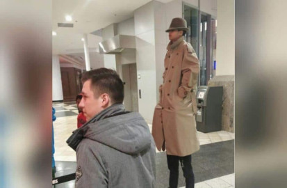 Dos jóvenes se vuelven virales al tratar de hacerse pasar por una persona alta