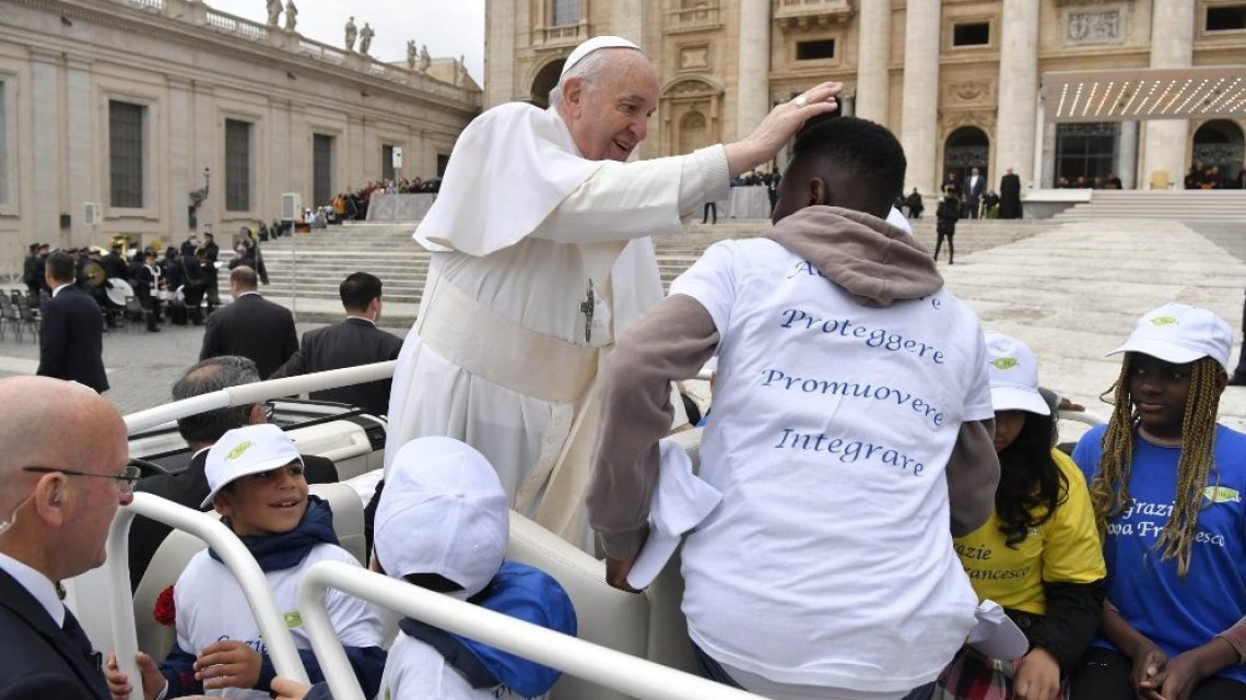 Pasea Papa Francisco con niños migrantes en el Vaticano
