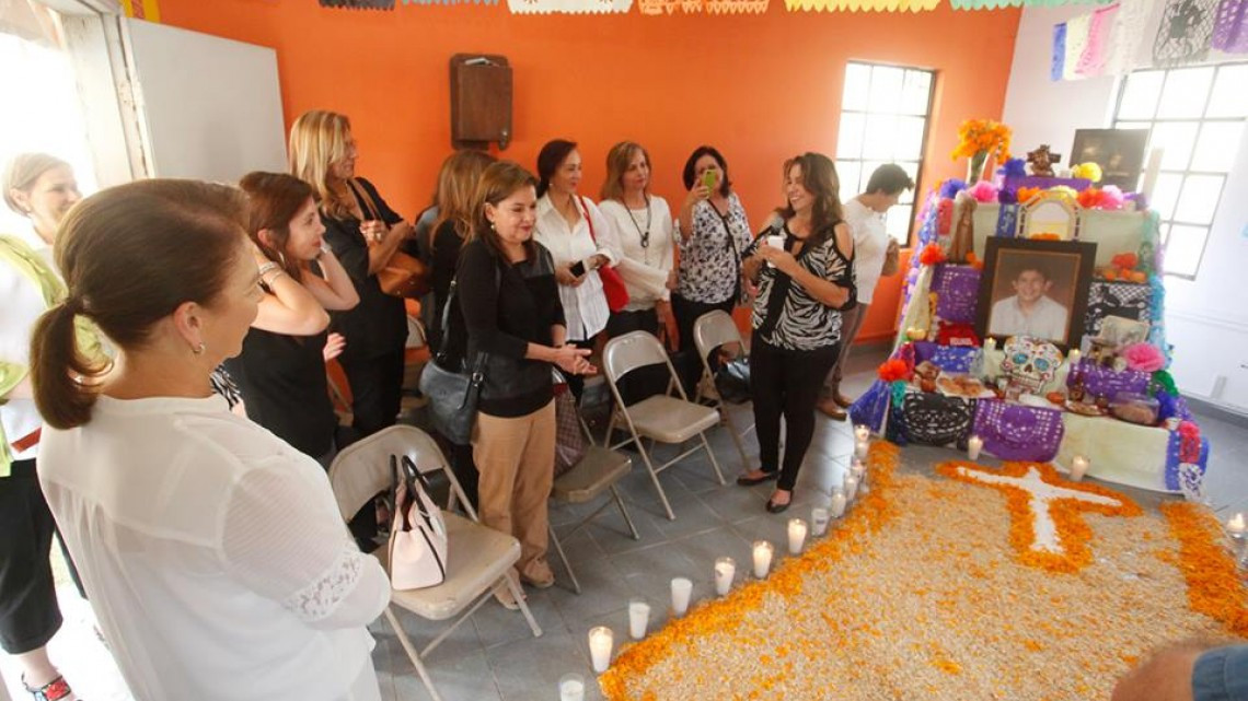 Pdta. del DIF realiza recorrido de altares