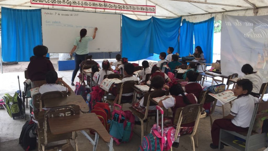 Instalan salones de clase improvisados para niños
