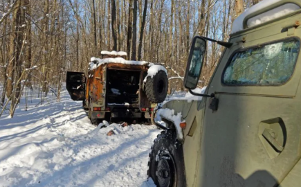 Niño ucraniano llega con pasaporte en mano a la frontera de Eslovaquia 