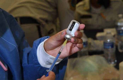 Mujer de 104 años de edad se vacuna contra el Covid-19