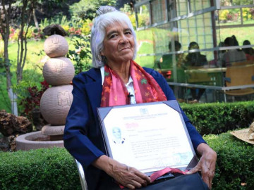 Concluye su tercera licenciatura a los 80 años