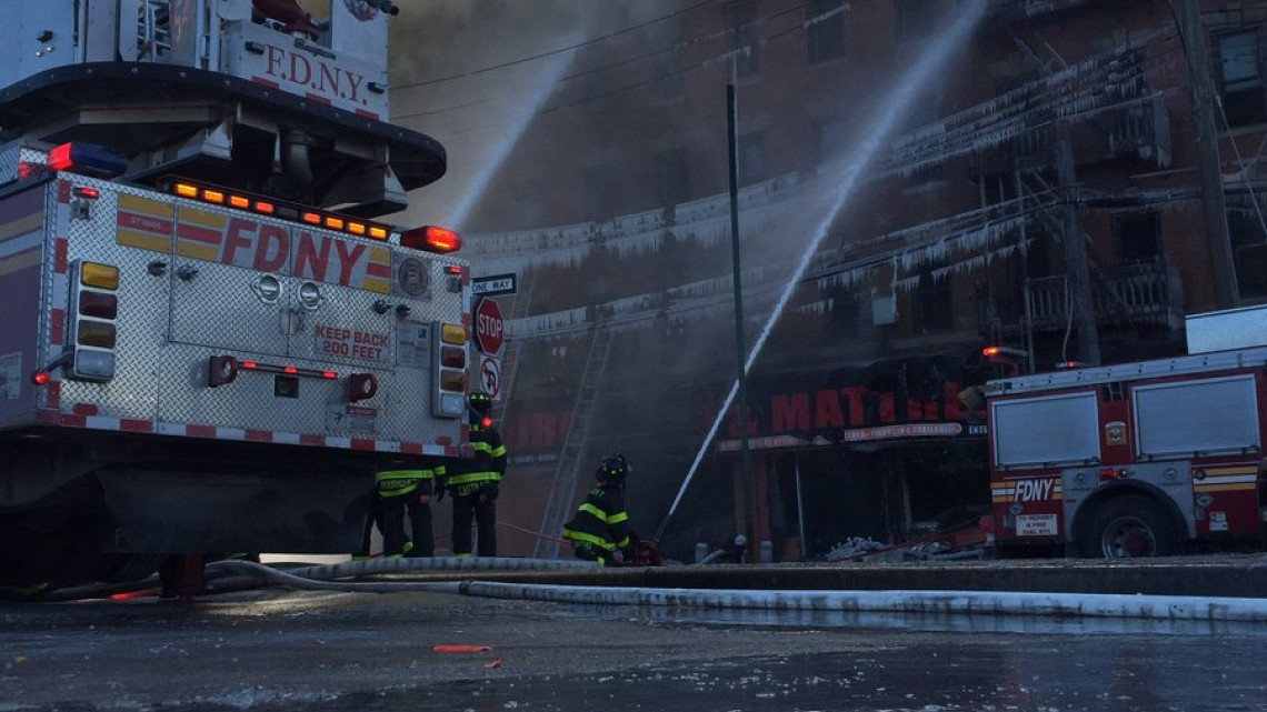 Un nuevo incendio despierta al Bronx, Nueva York 