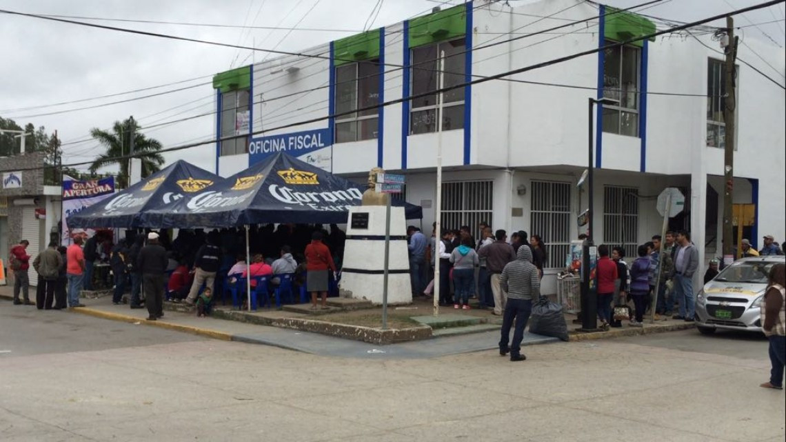 Largas filas en oficina fiscal de contribuyentes