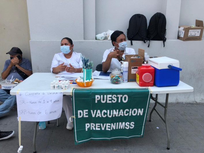 Invitan a vacunar contra el sarampión a niños en módulos externos