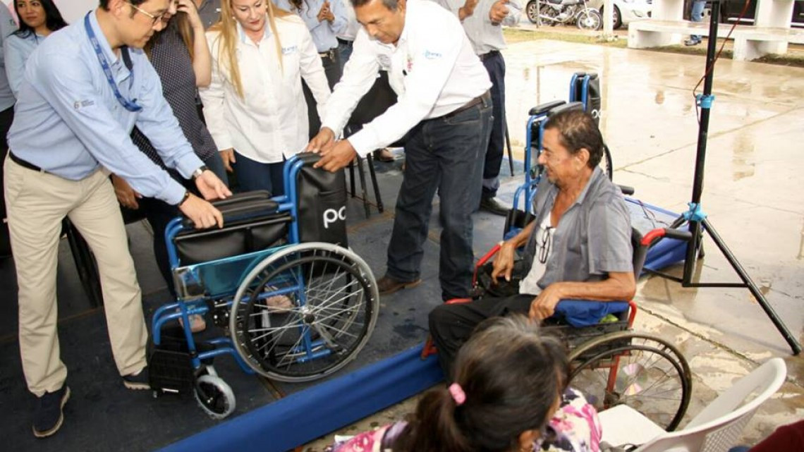 Entregan sillas de ruedas a personas con discapacidad