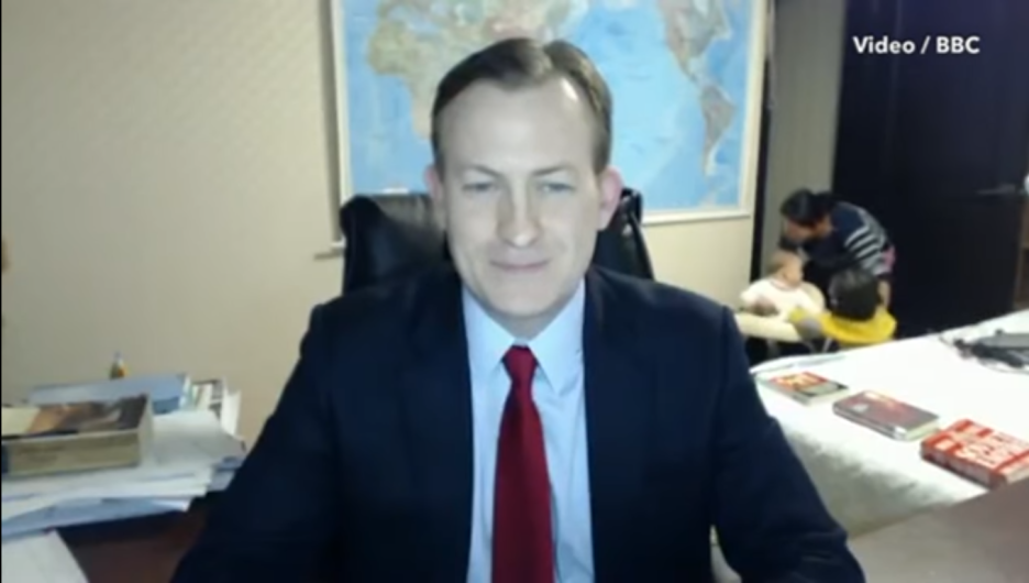 Es interrumpido por sus hijos en un entrevista en vivo