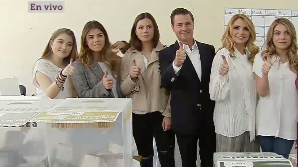 EPN emitió su voto acompañado de su familia
