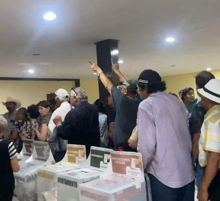 Saturan electores casillas especiales, solo hay mil boletas por elección