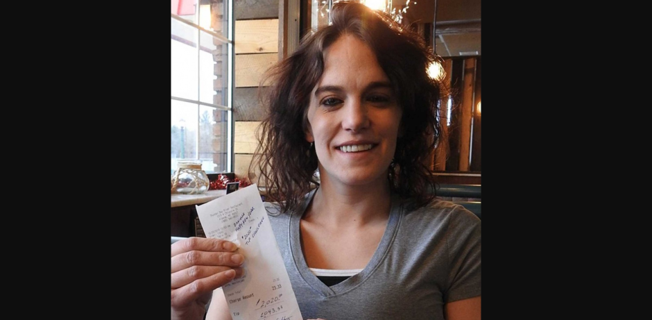 Mesera recibe un próspero Año Nuevo con propina de 2 mil 20 dólares