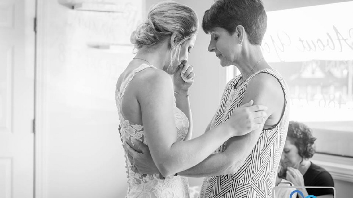 ¡Hermoso detalle! Mujer recuerda a su prometido muerto con sesión de fotos