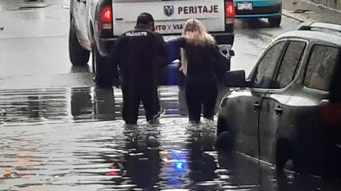 Auxilian a conductora que su camioneta quedo varada