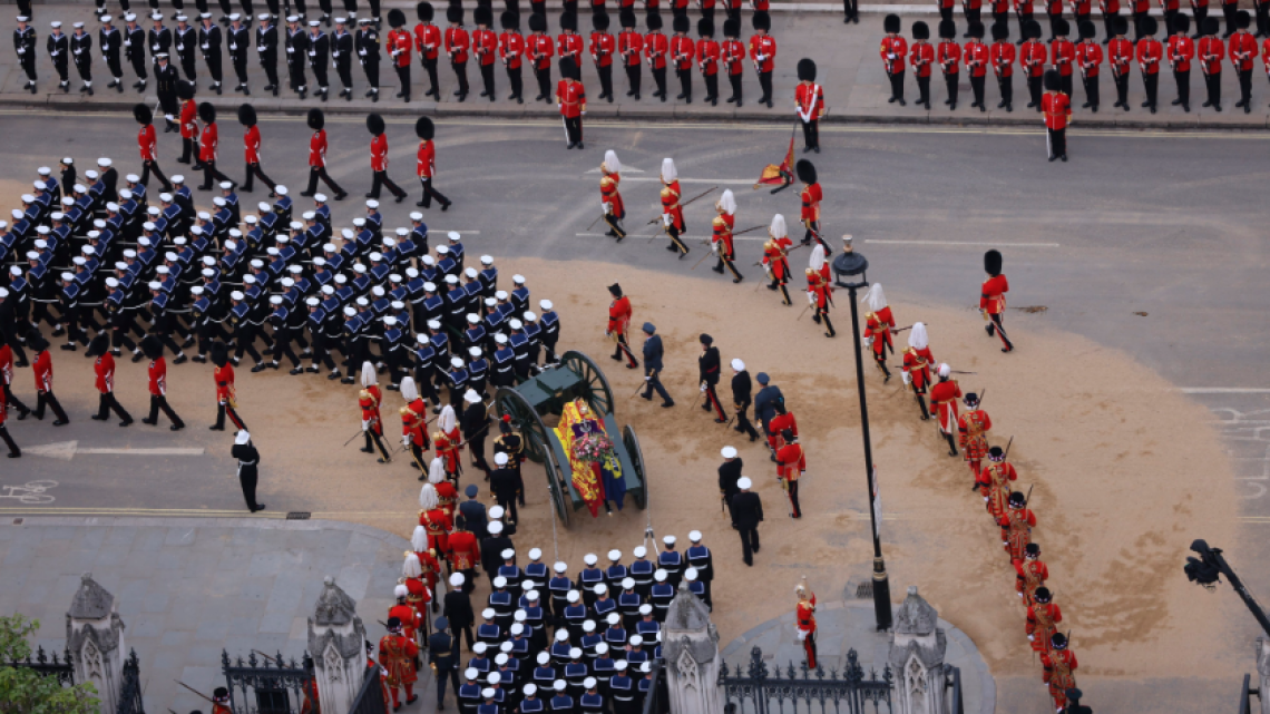 Funeral de la reina Isabel II: El féretro es trasladado al Castillo de Windsor 