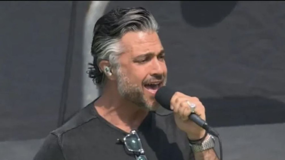 Jaime Camil se equivoca al cantar el himno de EU