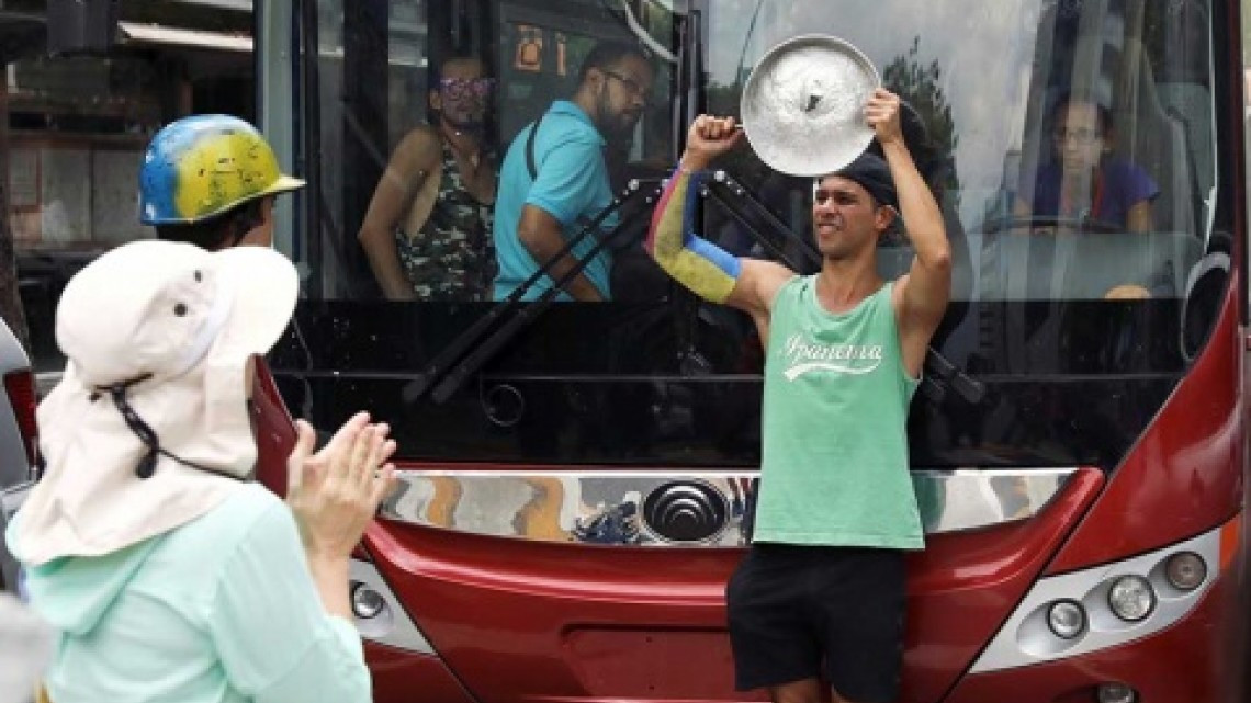 Cientos de personas protestan por apagones en Venezuela