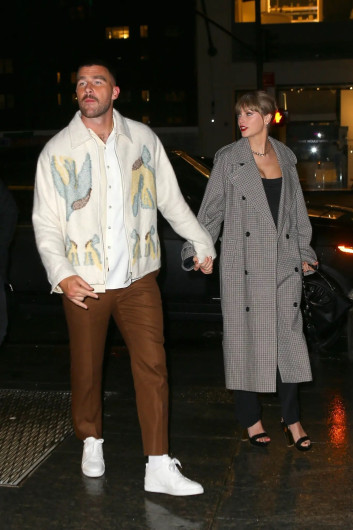 Captan a Travis Kelce y a Taylor Swift tomados de la mano