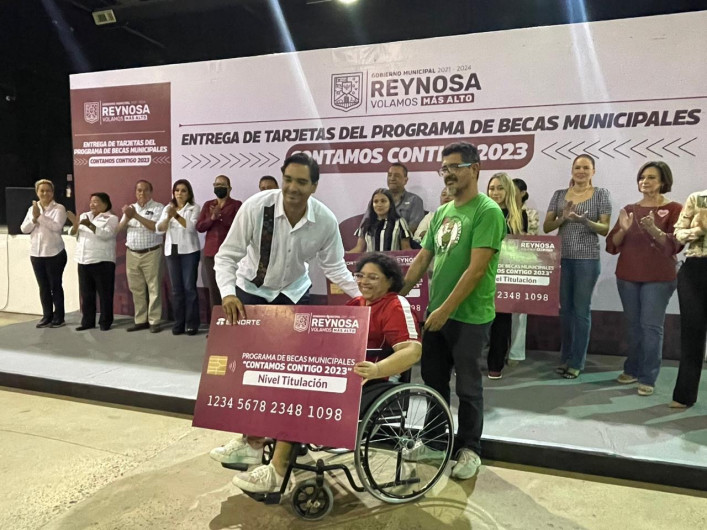 Entregan mil 300 becas de titulación a universitarios