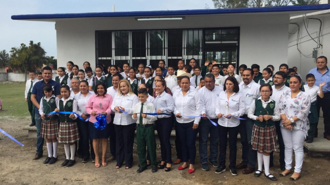 Alumnos de escuela primaria son beneficiados con la construcción de un área para desayunar