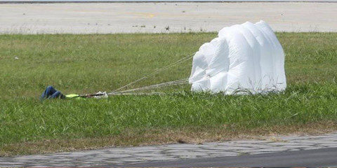 Paracaidista muere tras estrellarse contra el suelo