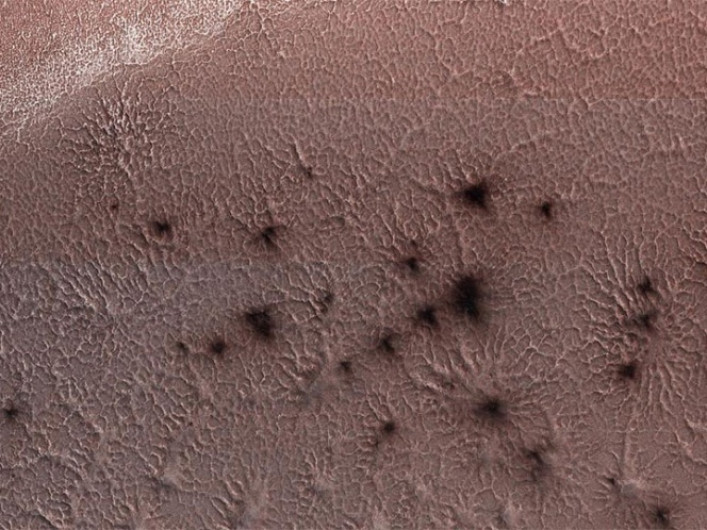 "Arañas" aparecen en la superficie del planeta rojo