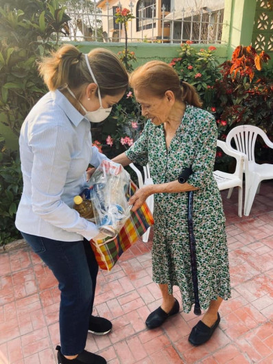 Llevan despensa a adultos mayores por coronavirus