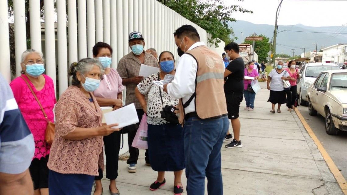 Largas filas para la incorporación al programa 65 y más  