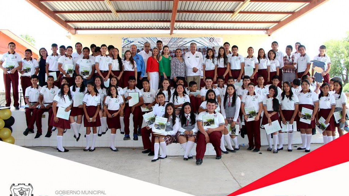 Alcalde asiste a ceremonia de graduación