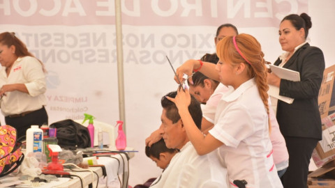 Realizan cortes de pelo a cambio de donativos para damnificados