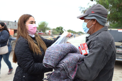 DIF Reynosa entrega cobijas y canasta básica