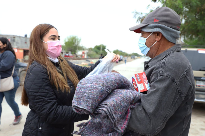 DIF Reynosa entrega cobijas y canasta básica