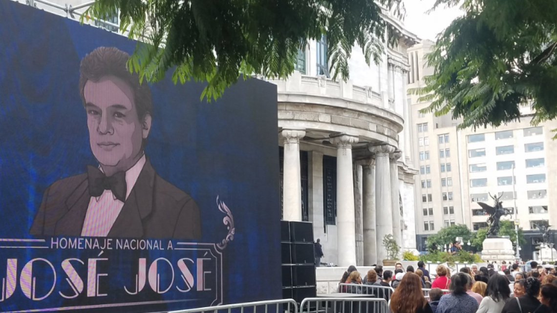 Rinden homenaje a José José en Ciudad de México